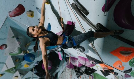 découvrez le bouldering, une discipline d'escalade passionnante qui se pratique sans corde sur des rochers ou des blocs, idéale pour développer force et agilité. rejoignez-nous pour explorer les meilleures techniques, les lieux incontournables et l'équipement essentiel pour faire de cette activité un véritable plaisir en plein air.