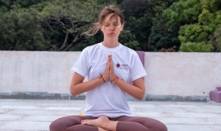 découvrez les bienfaits du yoga en pleine nature : amélioration de votre bien-être physique et mental, renforcement de votre connexion avec l'environnement, et réduction du stress. pratiquez le yoga au grand air pour revitaliser votre esprit et votre corps.