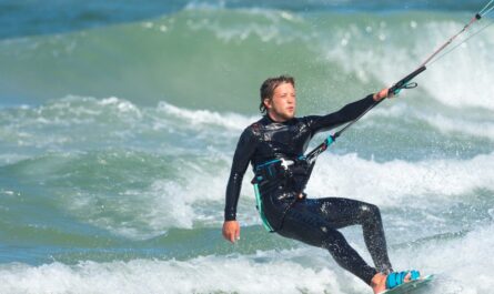 découvrez l'univers exaltant du kitesurfing : entre sensations fortes et convivialité, apprenez à maîtriser les vents et les vagues tout en profitant de paysages à couper le souffle. que vous soyez débutant ou expert, plongez dans cette aventure nautique et vivez des moments uniques sur l'eau.